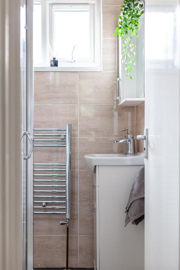 Arte Stays - 3-Bedroom Bright House London, Haggerston, Garden, Parking, 8 Min Walk To Haggerston Station, Weekly Or Monthly Stays, Serviced Accommodation - 7 Guests Екстер'єр фото